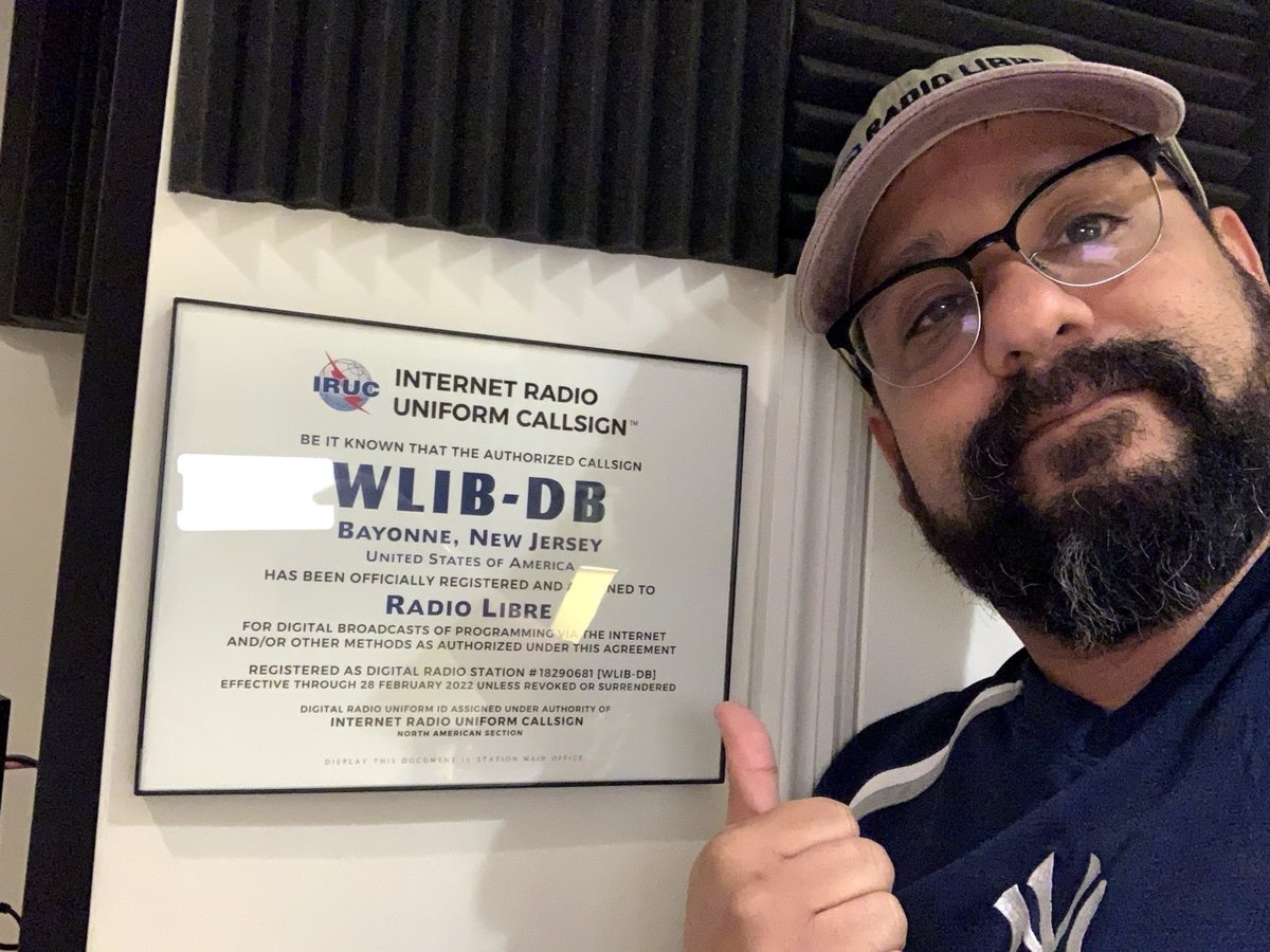 Carlos Cintrón junto al certificado de registro de Radio Libre, WLIB-DB, Bayonne, New Jersey